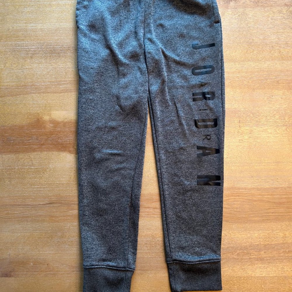 Boys Jordan jogger sweatpants - dark gray with black lettering